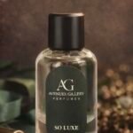 هو عطر شرقي زهري دافئ، يتميز بتركيبة حسية وجذابة. تشمل مكوناته الأساسية مزيجاً من الفانيليا، العنبر، المسك، وجوز الهند (سويت)، مما يمنحه طابعاً حلوًا ودافئاً في آن واحد.