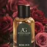 عطر شرقي للجنسين يتميز بتركيبة غنية تعكس الكرم والأناقة، وغالباً ما يدمج بين النوتات الفرنسية واللمسات العربية الدافئة. تتكون تركيبته العطرية الأساسية من زهرة البرتقال، الكمثرى، اللوز، عرق سوس، والقهوة في القلب، بينما ترتكز قاعدته على الفانيليا والعود.